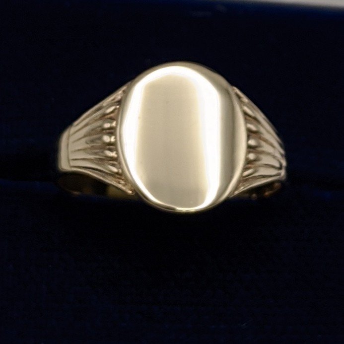 9ct Yellow Gold Oval Signet Ring - Howells Jewellers