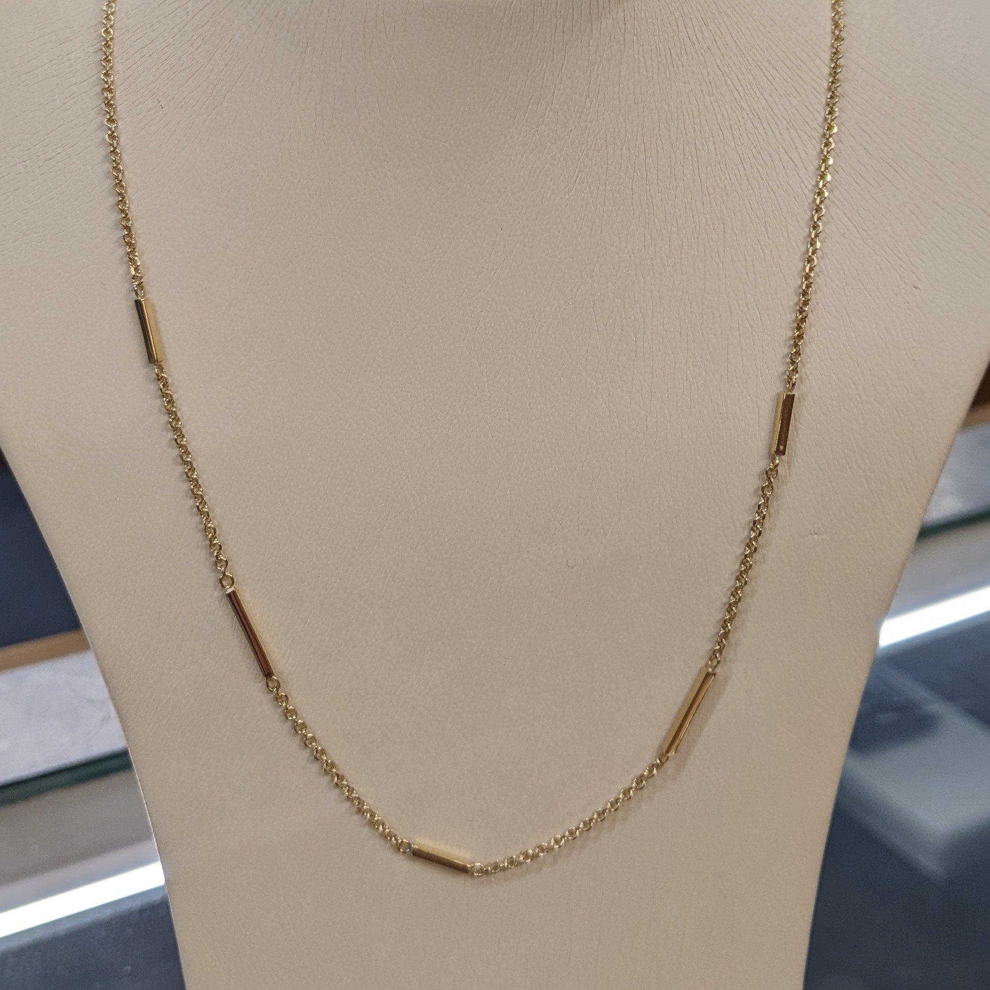 9ct Yellow Gold Twist Station 18
